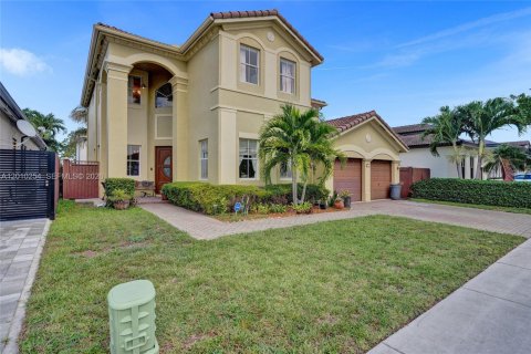 House in Hialeah, Florida 4 bedrooms, 267.37 sq.m. № 2073380 - photo 2