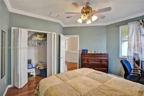 House in Hialeah, Florida 4 bedrooms, 267.37 sq.m. № 2073380 - photo 26