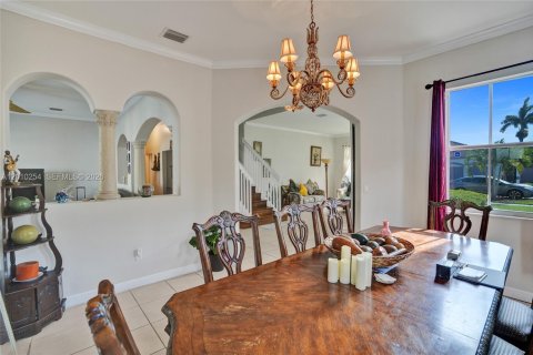 House in Hialeah, Florida 4 bedrooms, 267.37 sq.m. № 2073380 - photo 10