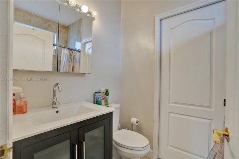 House in Hialeah, Florida 4 bedrooms, 267.37 sq.m. № 2073380 - photo 27