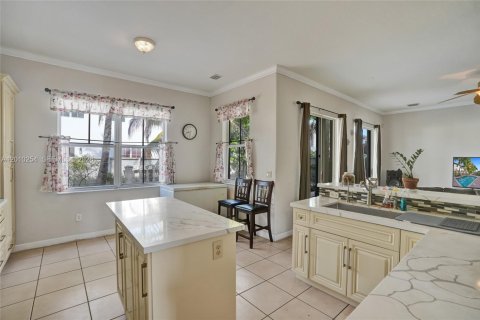 House in Hialeah, Florida 4 bedrooms, 267.37 sq.m. № 2073380 - photo 7