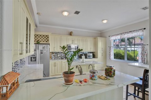House in Hialeah, Florida 4 bedrooms, 267.37 sq.m. № 2073380 - photo 6