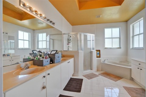 House in Hialeah, Florida 4 bedrooms, 267.37 sq.m. № 2073380 - photo 19