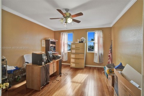 House in Hialeah, Florida 4 bedrooms, 267.37 sq.m. № 2073380 - photo 24