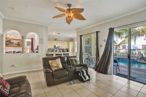 House in Hialeah, Florida 4 bedrooms, 267.37 sq.m. № 2073380 - photo 5