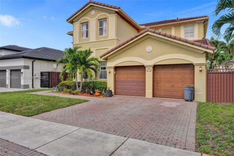 House in Hialeah, Florida 4 bedrooms, 267.37 sq.m. № 2073380 - photo 3