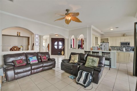 House in Hialeah, Florida 4 bedrooms, 267.37 sq.m. № 2073380 - photo 9