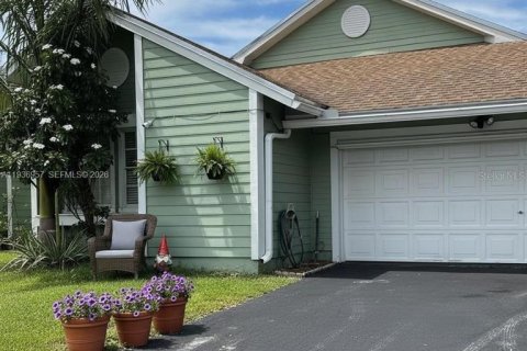 Villa ou maison à vendre à Miami, Floride: 4 chambres, 167.13 m2 № 2410426 - photo 2