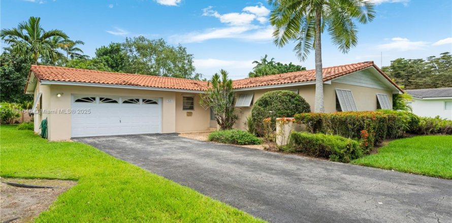 House in Pinecrest, Florida 3 bedrooms, 139.91 sq.m. № 1814370