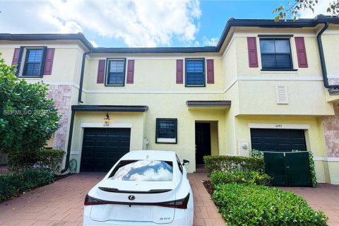 Townhouse in Hialeah, Florida 3 bedrooms, 122.63 sq.m. № 2044442