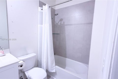 Townhouse in Hialeah, Florida 3 bedrooms, 122.63 sq.m. № 2044442 - photo 16