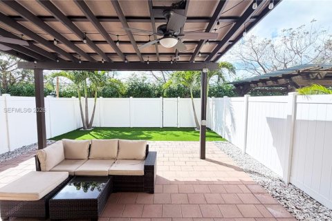 Townhouse in Hialeah, Florida 3 bedrooms, 122.63 sq.m. № 2044442 - photo 10