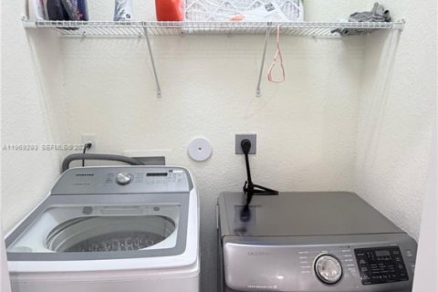 Townhouse in Hialeah, Florida 3 bedrooms, 122.63 sq.m. № 2044442 - photo 26