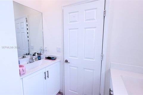 Townhouse in Hialeah, Florida 3 bedrooms, 122.63 sq.m. № 2044442 - photo 19