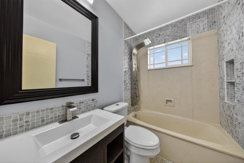 House in Wilton Manors, Florida 3 bedrooms, 156.73 sq.m. № 2088410 - photo 23