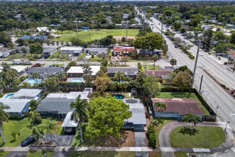 House in Wilton Manors, Florida 3 bedrooms, 156.73 sq.m. № 2088410 - photo 2