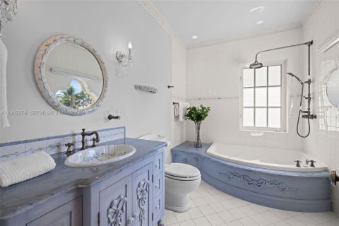 House in Coral Gables, Florida 5 bedrooms, 601.64 sq.m. № 2030536 - photo 30