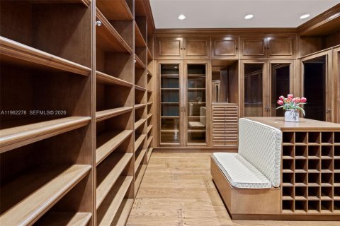 House in Coral Gables, Florida 5 bedrooms, 601.64 sq.m. № 2030536 - photo 19