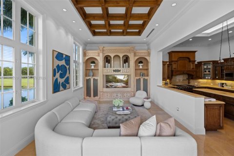 House in Coral Gables, Florida 5 bedrooms, 601.64 sq.m. № 2030536 - photo 7