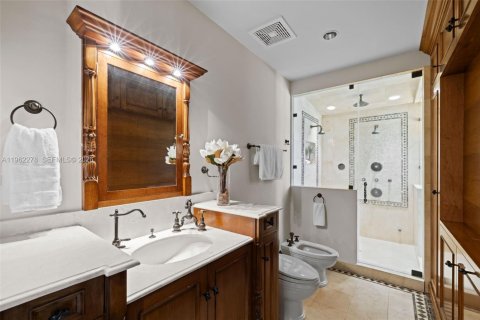 House in Coral Gables, Florida 5 bedrooms, 601.64 sq.m. № 2030536 - photo 23