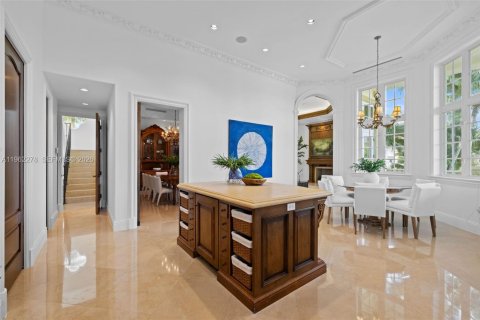 House in Coral Gables, Florida 5 bedrooms, 601.64 sq.m. № 2030536 - photo 13