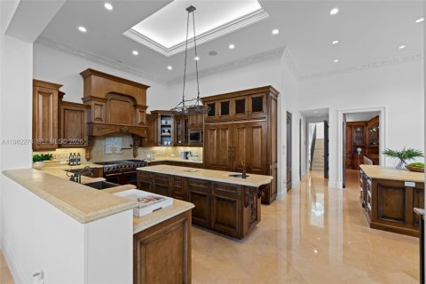 House in Coral Gables, Florida 5 bedrooms, 601.64 sq.m. № 2030536 - photo 10