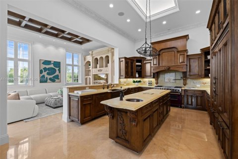 House in Coral Gables, Florida 5 bedrooms, 601.64 sq.m. № 2030536 - photo 5