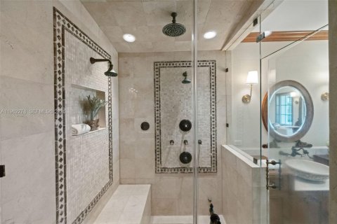 House in Coral Gables, Florida 5 bedrooms, 601.64 sq.m. № 2030536 - photo 22