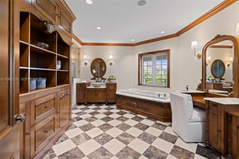 House in Coral Gables, Florida 5 bedrooms, 601.64 sq.m. № 2030536 - photo 20