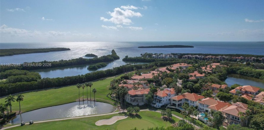 House in Coral Gables, Florida 5 bedrooms, 601.64 sq.m. № 2030536