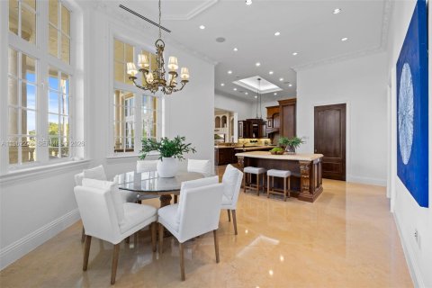 House in Coral Gables, Florida 5 bedrooms, 601.64 sq.m. № 2030536 - photo 12