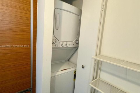 Condo in Miami, Florida, 1 bedroom  № 2052756 - photo 15