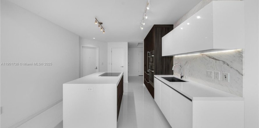 Condo in Miami, Florida, 1 bedroom № 2081753