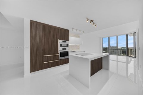 Condo in Miami, Florida, 1 bedroom № 2081753 - photo 2