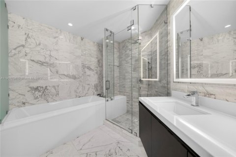 Condo in Miami, Florida, 1 bedroom № 2081753 - photo 11