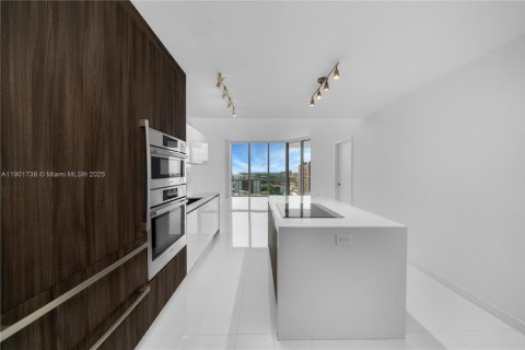 Condo in Miami, Florida, 1 bedroom № 2081753 - photo 3