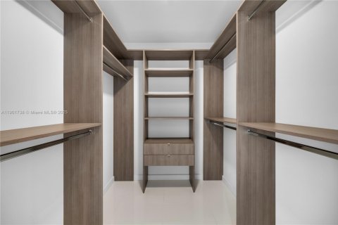 Condo in Miami, Florida, 1 bedroom № 2081753 - photo 16