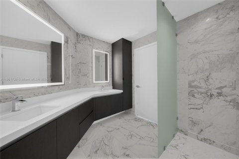 Condo in Miami, Florida, 1 bedroom № 2081753 - photo 9