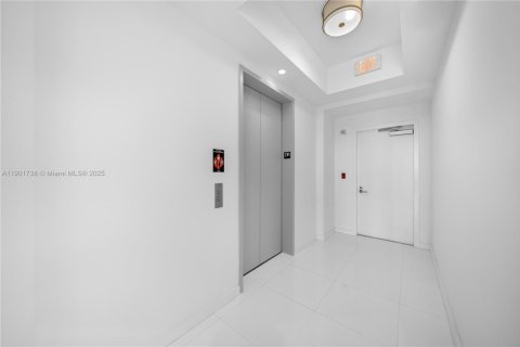 Condo in Miami, Florida, 1 bedroom № 2081753 - photo 6