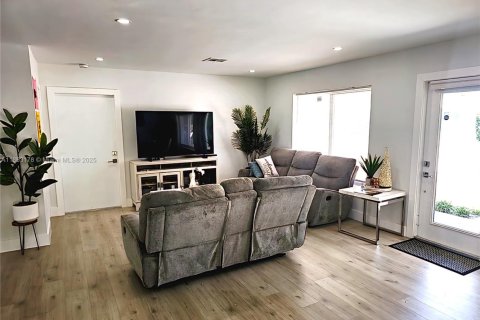Casa en venta en Fort Lauderdale, Florida, 3 dormitorios, 117.8 m2 № 2022904 - foto 6