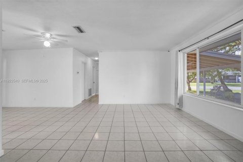 Villa ou maison à louer à Pembroke Pines, Floride: 4 chambres, 130.43 m2 № 1985877 - photo 16