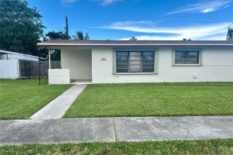 Villa ou maison à louer à Cutler Bay, Floride: 4 chambres, 125.6 m2 № 1965375 - photo 1