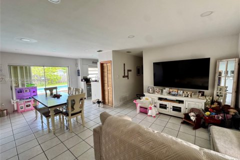 Villa ou maison à louer à Cutler Bay, Floride: 4 chambres, 125.6 m2 № 1965375 - photo 2