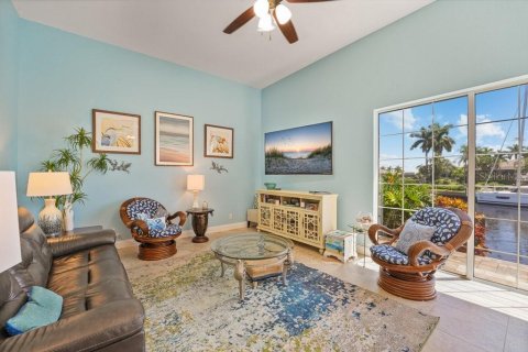 House in Punta Gorda, Florida 3 bedrooms, 256.69 sq.m. № 2425264 - photo 8