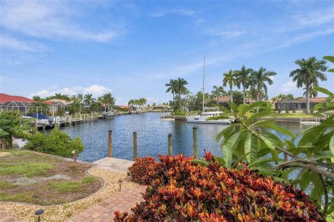 House in Punta Gorda, Florida 3 bedrooms, 256.69 sq.m. № 2425264 - photo 24