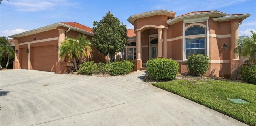 House in Punta Gorda, Florida 3 bedrooms, 256.69 sq.m. № 2425264