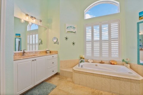 House in Punta Gorda, Florida 3 bedrooms, 256.69 sq.m. № 2425264 - photo 16