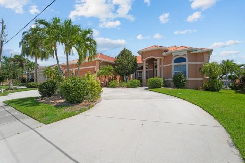 House in Punta Gorda, Florida 3 bedrooms, 256.69 sq.m. № 2425264 - photo 27