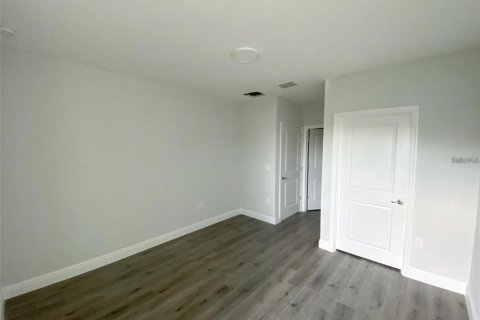 Immobilier commercial à vendre à Poinciana, Floride: 6 chambres, 215.9 m2 № 2409971 - photo 4