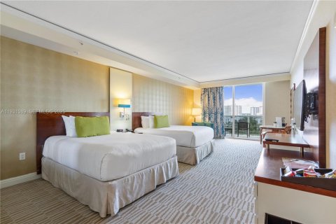 Condo in Sunny Isles Beach, Florida № 1990431 - photo 11